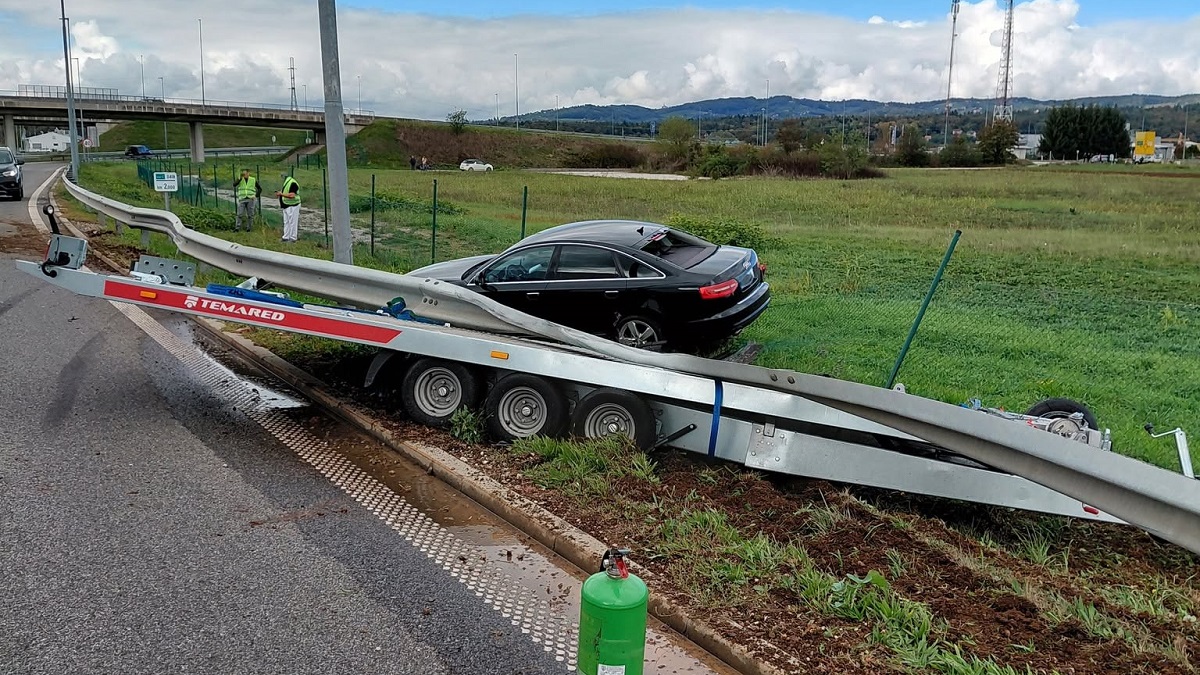 Prometna nesreča treh vozil na avtocesti - izvoz Drnovo.