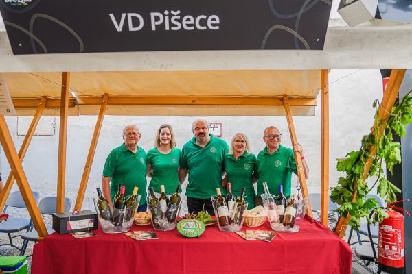 kruh-vino-brezice-079185A842-9D76-BE38-3036-EFB51011187C.jpg