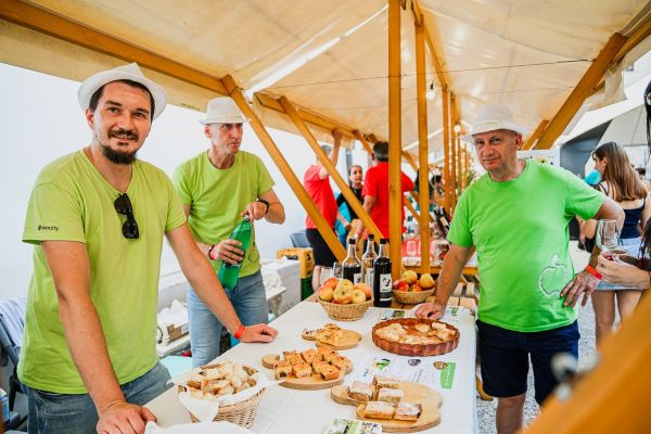 kruh-vino-brezice-089255E489-F44A-E3C9-7F9F-63C2FAA1DAF0.jpg