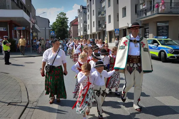 folkloristi-na-poljskem-39470E42A6-7662-83BF-DC04-694C30E8FDC1.webp